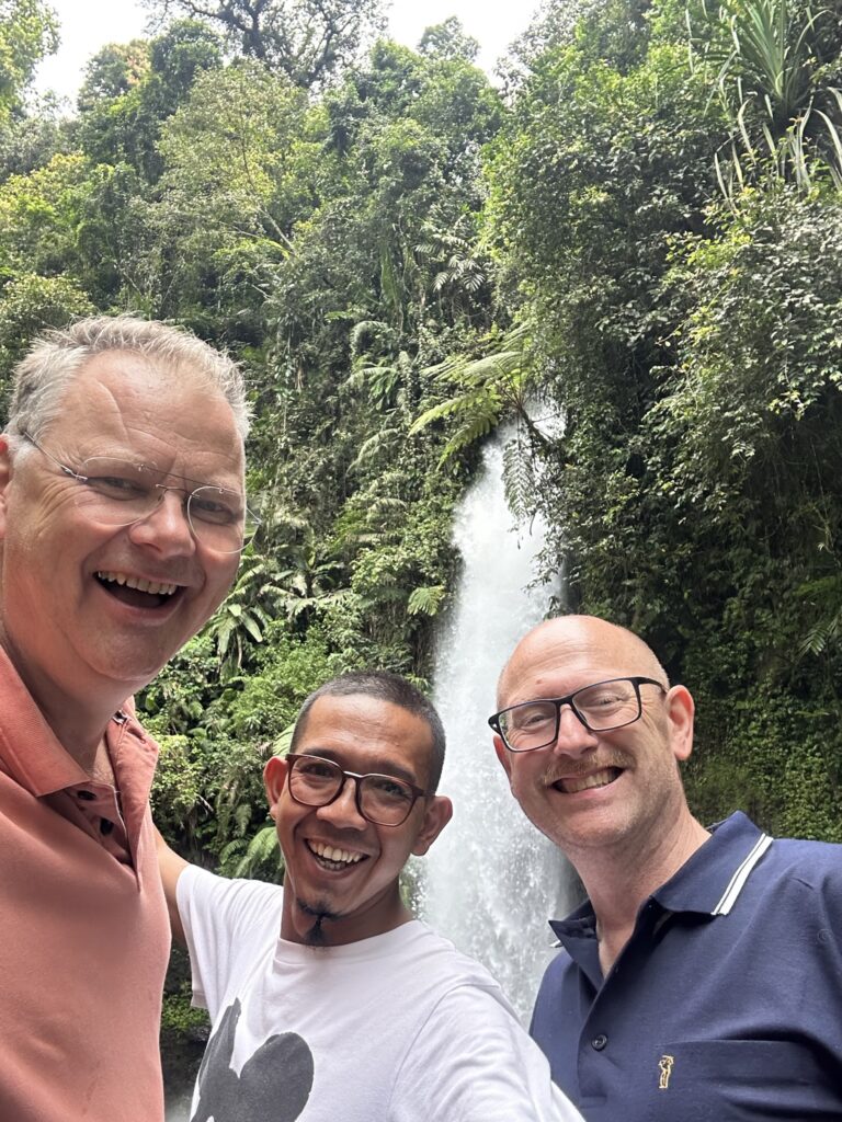 Ronald, Eris en Ruud bij Sawer waterval - Besems.eu