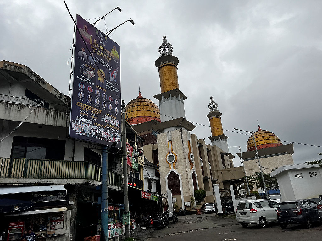 Moskee met billboard in Sukabumi - Besems.eu
