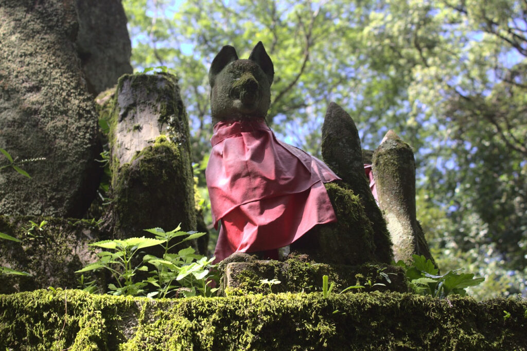 Een Kitsune bij een Shinto Tempel - Besems.eu