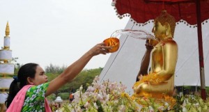 Songkran rituelen - Besems.eu