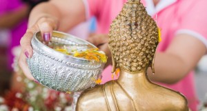 Songkran Boeddha beelden wassen - Besems.eu